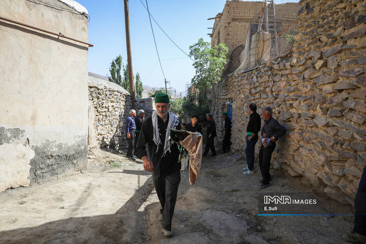 آیین علم‌گردانی در روستای هزاوه