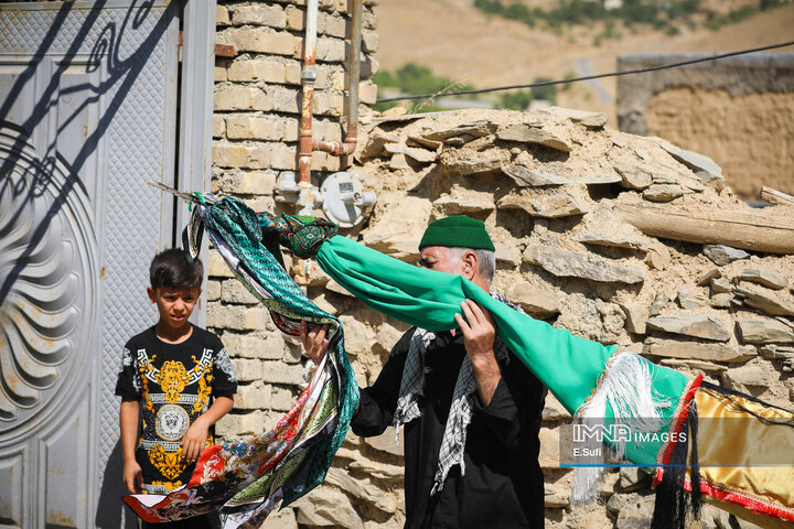 آیین علم‌گردانی در روستای هزاوه