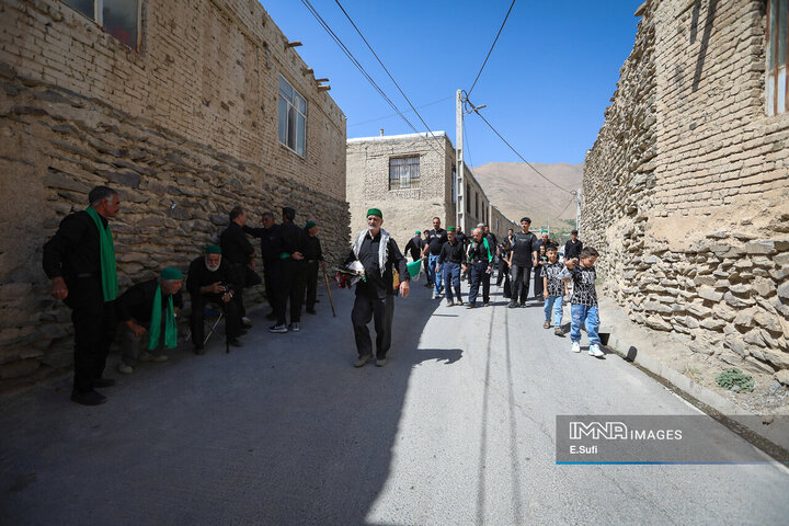 آیین علم‌گردانی در روستای هزاوه