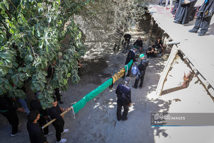 آیین علم‌گردانی در روستای هزاوه
