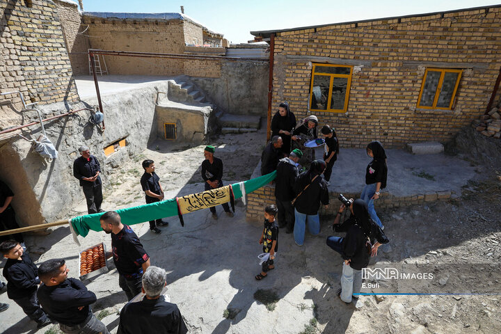 آیین علم‌گردانی در روستای هزاوه
