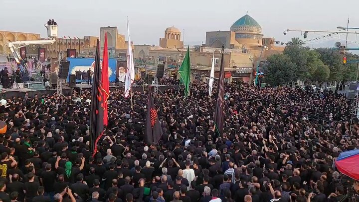 فیلم | اجتماع بزرگ عاشورائیان در یزد حسینیه ایران همزمان با یوم العطش