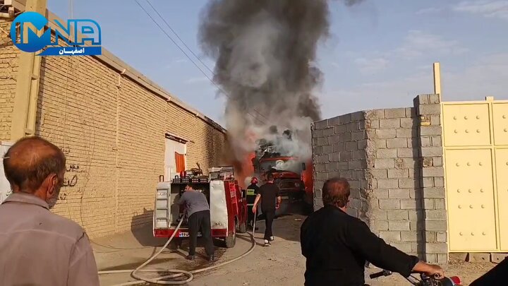 آتش‌سوزی تریلر حامل بار علوفه در خمینی‌شهر یک فوتی برجای گذاشت + فیلم