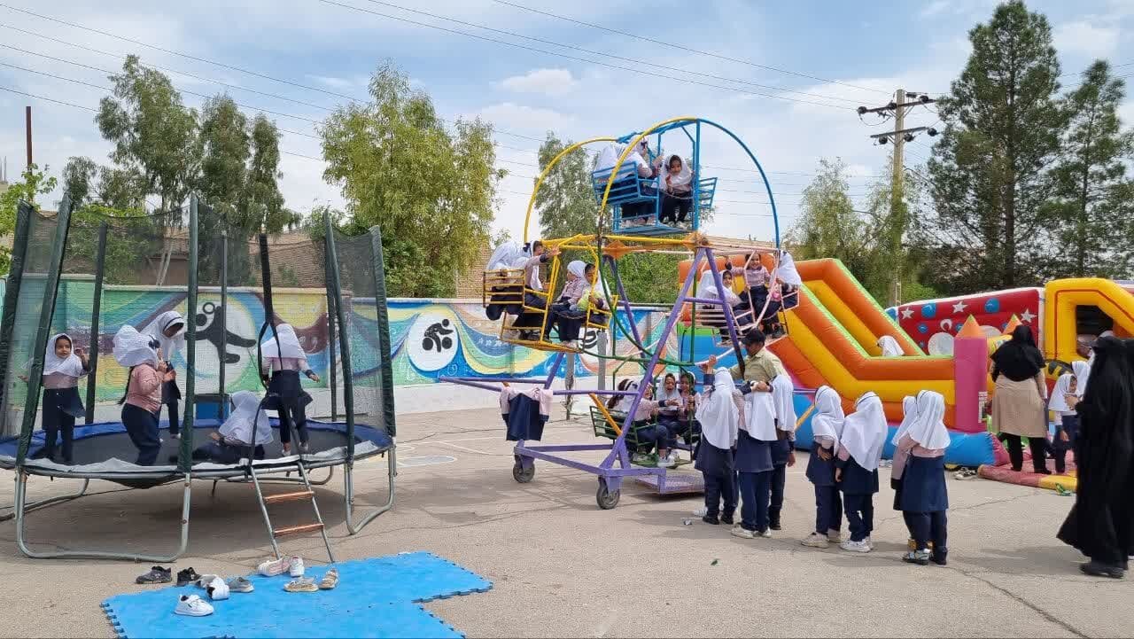 ساخت شهربازی در قلب مدرسه/ ماجرای آموزگاری که امیدی تازه به زندگی دانش‌آموزش بخشید