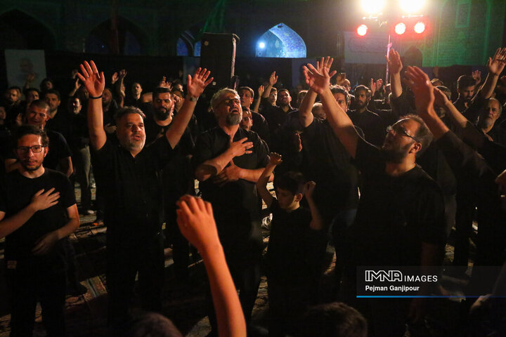 عزاداری شب هشتم محرم در هیئت رزمندگان اسلام