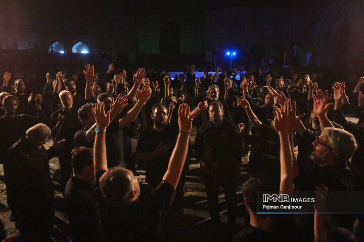 عزاداری شب هشتم محرم در هیئت رزمندگان اسلام