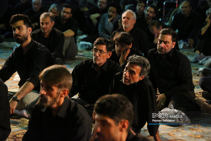 عزاداری شب هشتم محرم در هیئت رزمندگان اسلام