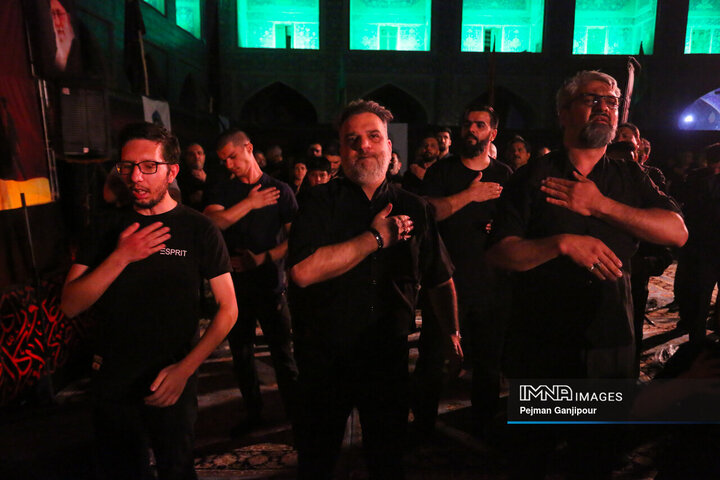 عزاداری شب هشتم محرم در هیئت رزمندگان اسلام