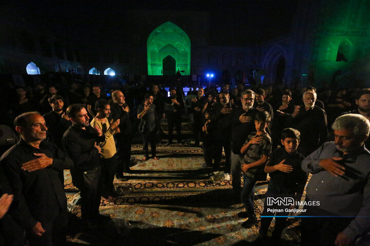 عزاداری شب هشتم محرم در هیئت رزمندگان اسلام