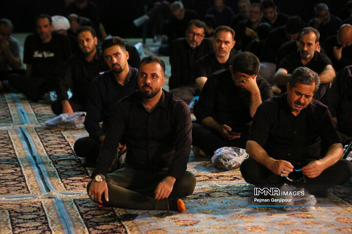 عزاداری شب هشتم محرم در هیئت رزمندگان اسلام