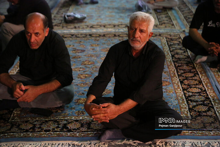 عزاداری شب هشتم محرم در هیئت رزمندگان اسلام