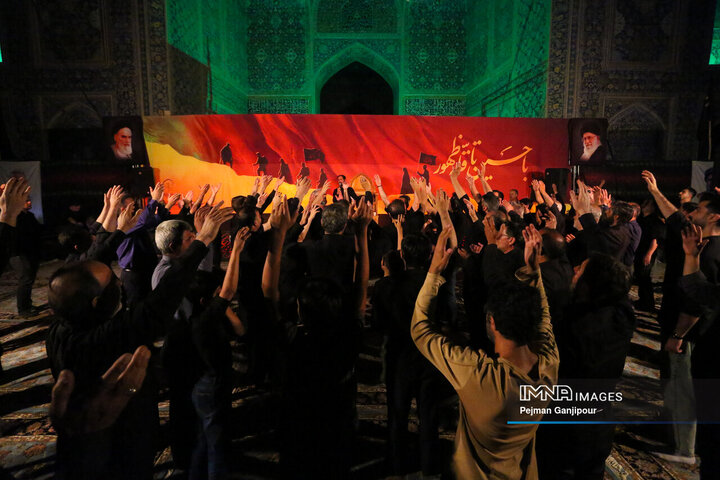 عزاداری شب هشتم محرم در هیئت رزمندگان اسلام