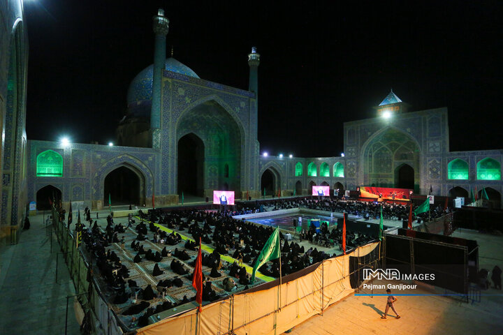 عزاداری شب هشتم محرم در هیئت رزمندگان اسلام