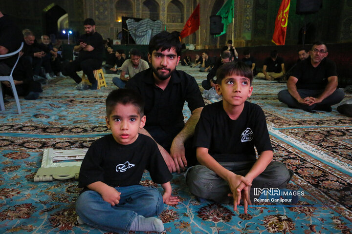 عزاداری شب هشتم محرم در هیئت رزمندگان اسلام