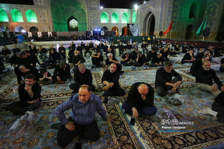 عزاداری شب هشتم محرم در هیئت رزمندگان اسلام