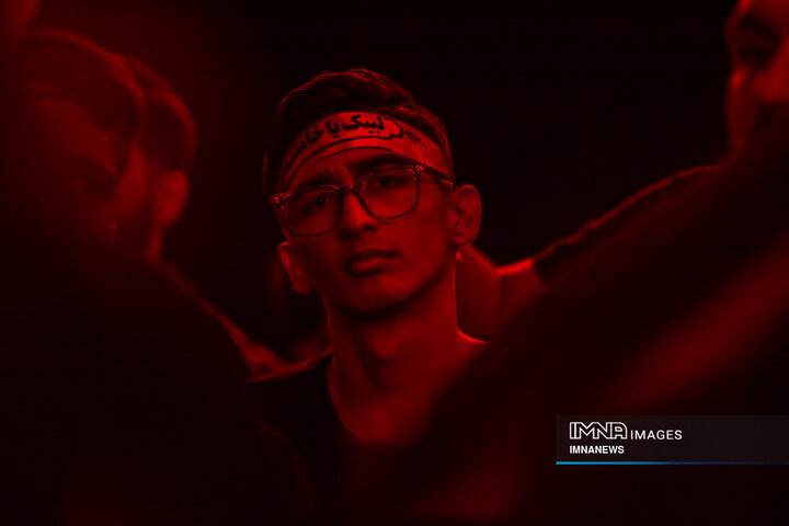 عزاداری شب هشتم محرم در هیئت فدائیان حسین(ع)