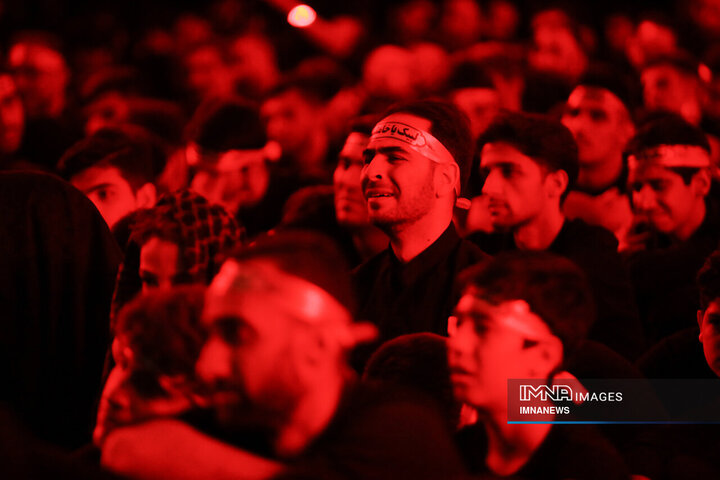 عزاداری شب هشتم محرم در هیئت فدائیان حسین(ع)