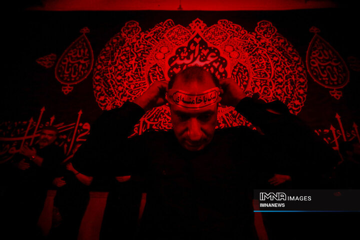 عزاداری شب هشتم محرم در هیئت فدائیان حسین(ع)