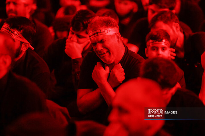 عزاداری شب هشتم محرم در هیئت فدائیان حسین(ع)