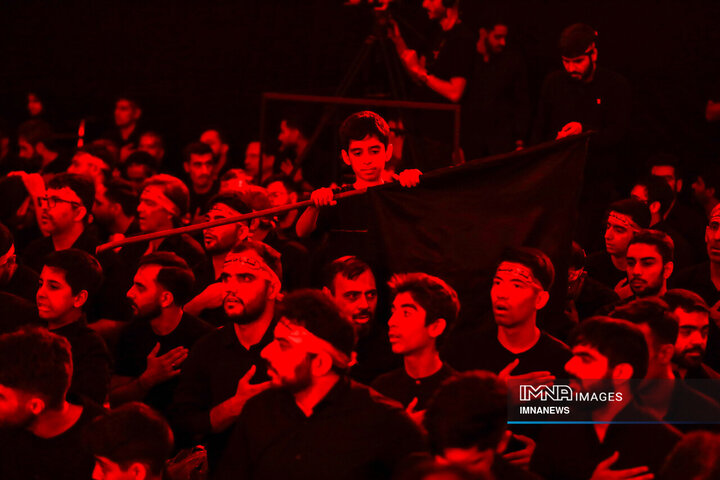 عزاداری شب هشتم محرم در هیئت فدائیان حسین(ع)