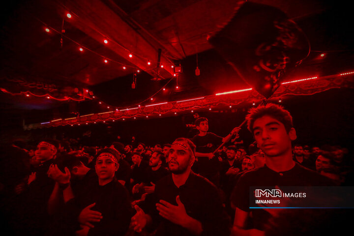 عزاداری شب هشتم محرم در هیئت فدائیان حسین(ع)