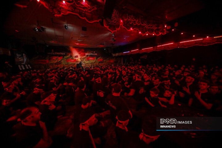 عزاداری شب هشتم محرم در هیئت فدائیان حسین(ع)