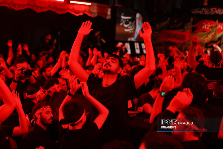 عزاداری شب هشتم محرم در هیئت فدائیان حسین(ع)