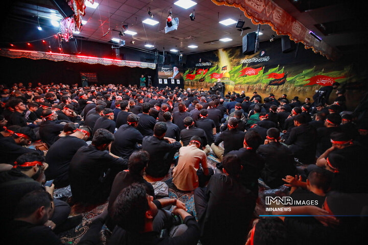 عزاداری شب هشتم محرم در هیئت فدائیان حسین(ع)