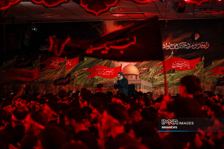 عزاداری شب هشتم محرم در هیئت فدائیان حسین(ع)