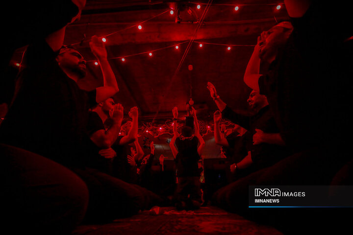 عزاداری شب هشتم محرم در هیئت فدائیان حسین(ع)