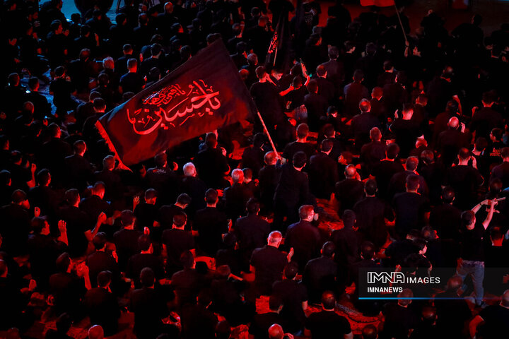 عزاداری شب هشتم محرم در هیئت فدائیان حسین(ع)