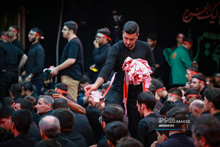 عزاداری شب هشتم محرم در هیئت فدائیان حسین(ع)