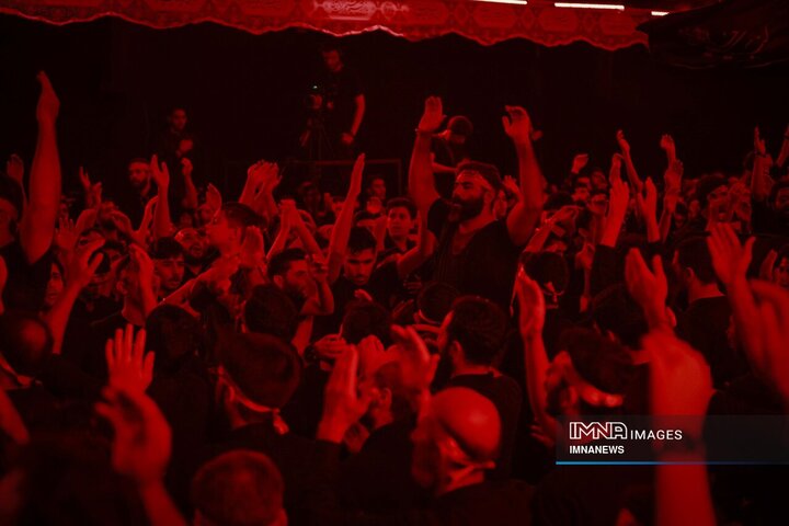 عزاداری شب هشتم محرم در هیئت فدائیان حسین(ع)