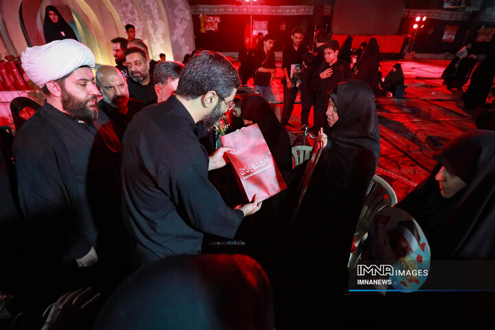 عزاداری شب هشتم محرم در هیئت فدائیان حسین(ع)