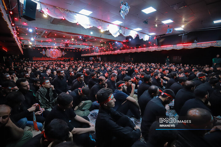 عزاداری شب هشتم محرم در هیئت فدائیان حسین(ع)