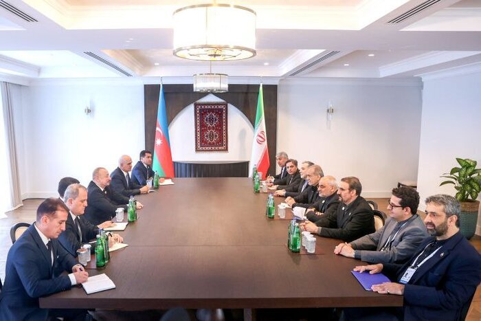 دیدار و گفت‌وگوی پزشکیان و الهام علی اف در حاشیه اجلاس اکو