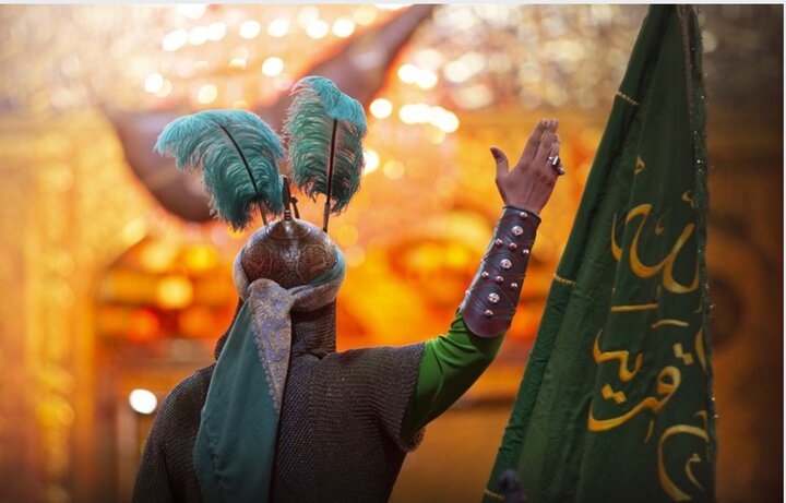 دست‌هایی که به امید یک نگاه بالا رفته‌اند