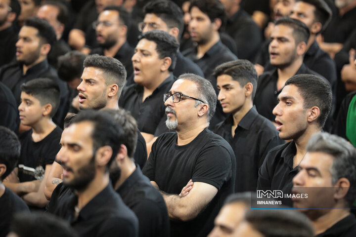 نوای یا ابالفضل عزاداران در صحن حظیره یزد