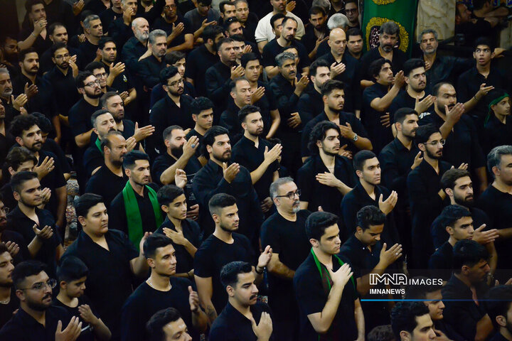 نوای یا ابالفضل عزاداران در صحن حظیره یزد