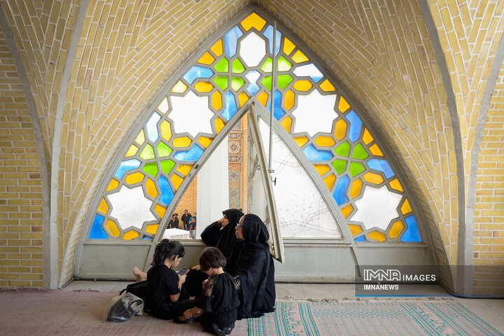 نوای یا ابالفضل عزاداران در صحن حظیره یزد