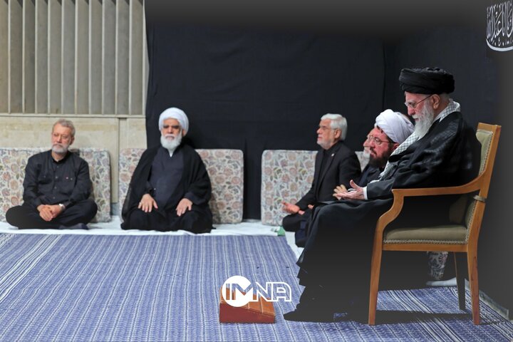 لحظه ورود رهبر انقلاب به حسینیه امام خمینی(ره) در مراسم عزاداری شب عاشورای حسینی
