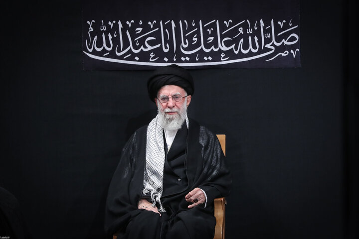عزاداری شب عاشورای حسینی با حضور رهبر انقلاب