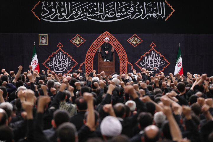 عزاداری شب عاشورای حسینی با حضور رهبر انقلاب