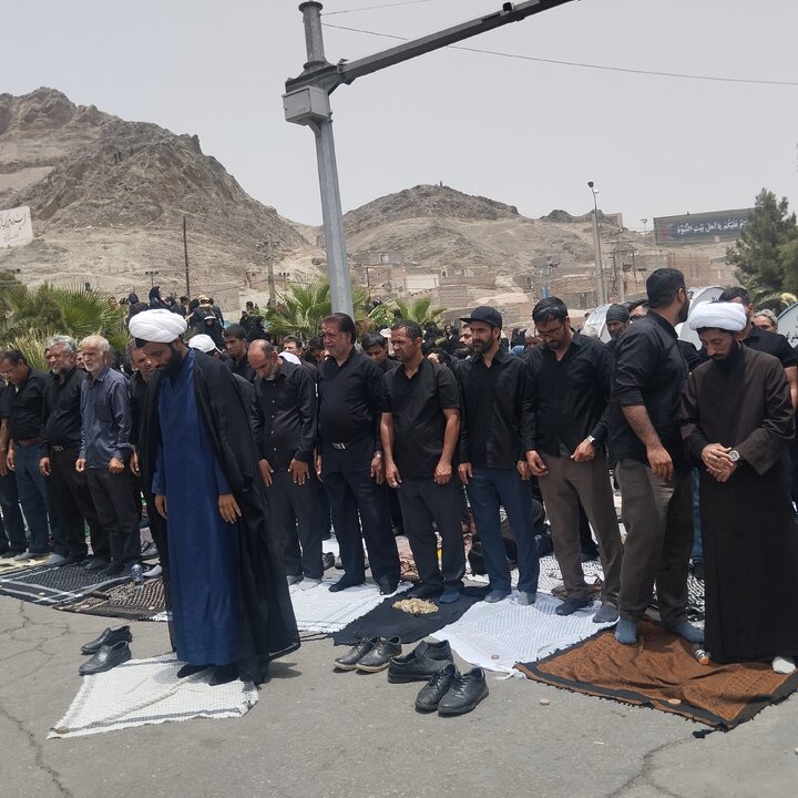 فیلم| اقامه نماز ظهر عاشورا در زاهدان