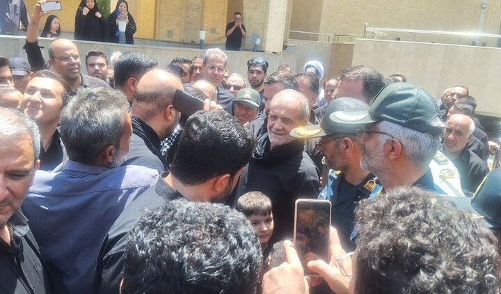 حضور رئیس‌جمهور در دسته‌های عزاداری عاشورا در تبریز + فیلم