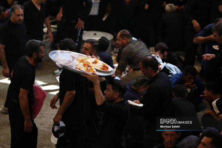 آیین سنتی عزاداری و توزیع نذری روز عاشورا در روستای لنج