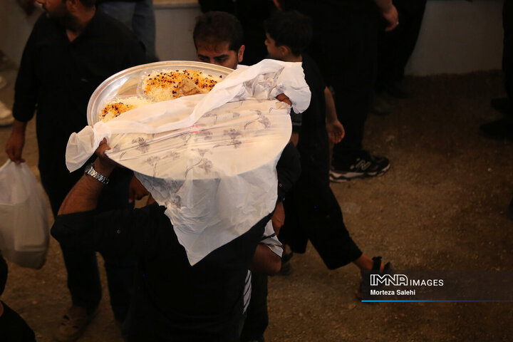 آیین سنتی عزاداری و توزیع نذری روز عاشورا در روستای لنج