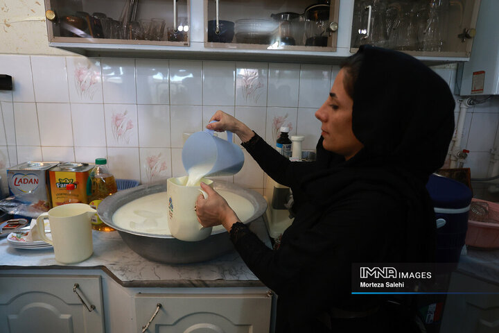 آیین سنتی عزاداری و توزیع نذری روز عاشورا در روستای لنج