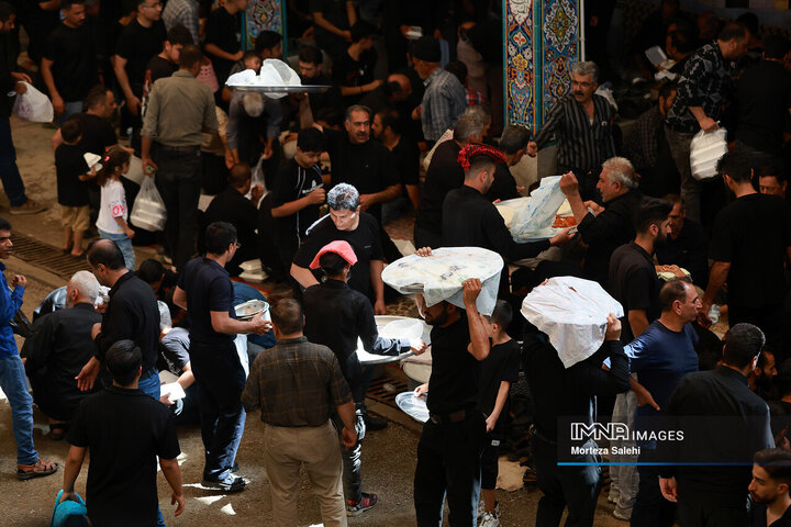 آیین سنتی عزاداری و توزیع نذری روز عاشورا در روستای لنج