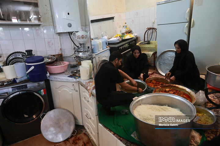 آیین سنتی عزاداری و توزیع نذری روز عاشورا در روستای لنج